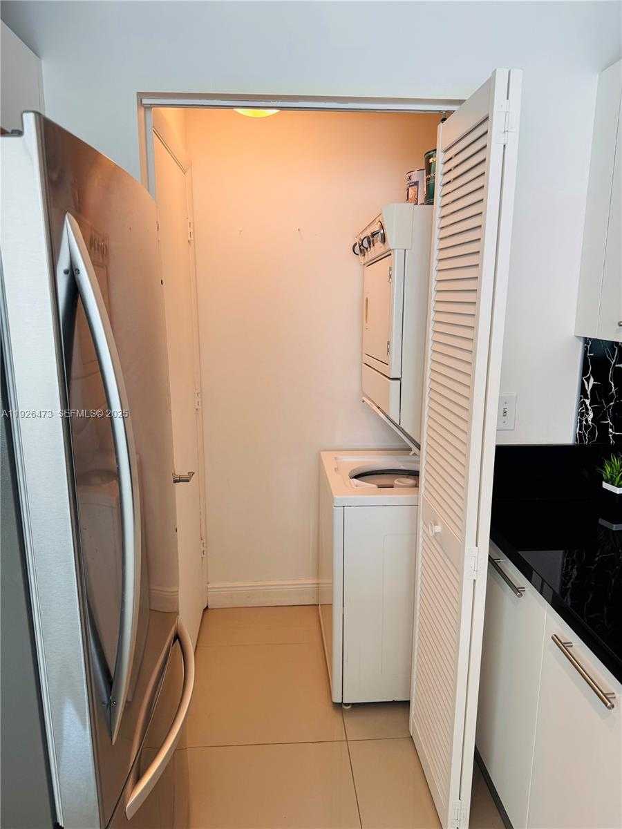 Small Image of 244 BISCAYNE BLVD #1605, Miami Number 7