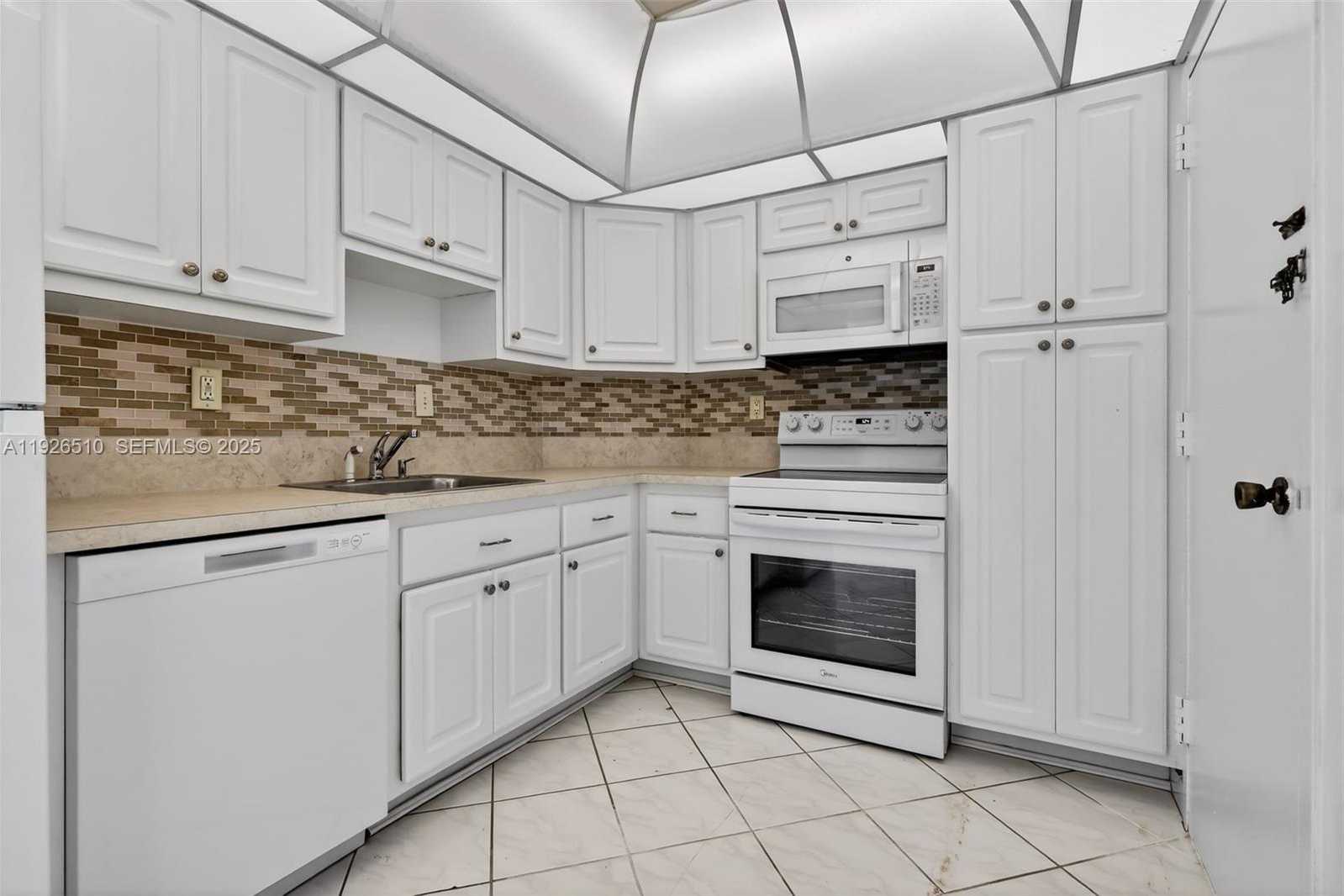 Small Image of 300 BAYVIEW DR #202, Sunny Isles Beach Number 8