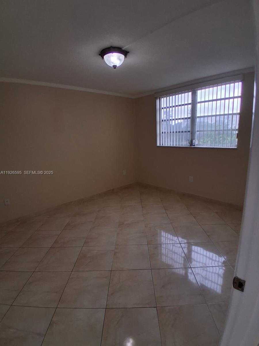 Small Image of 2905 POINT EAST DR #L302, Aventura Number 11