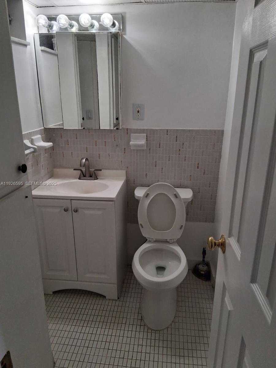 Small Image of 2905 POINT EAST DR #L302, Aventura Number 8