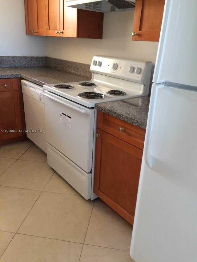 Small Image of 9375 FONTAINEBLEAU BLVD #L423, Miami Number 3