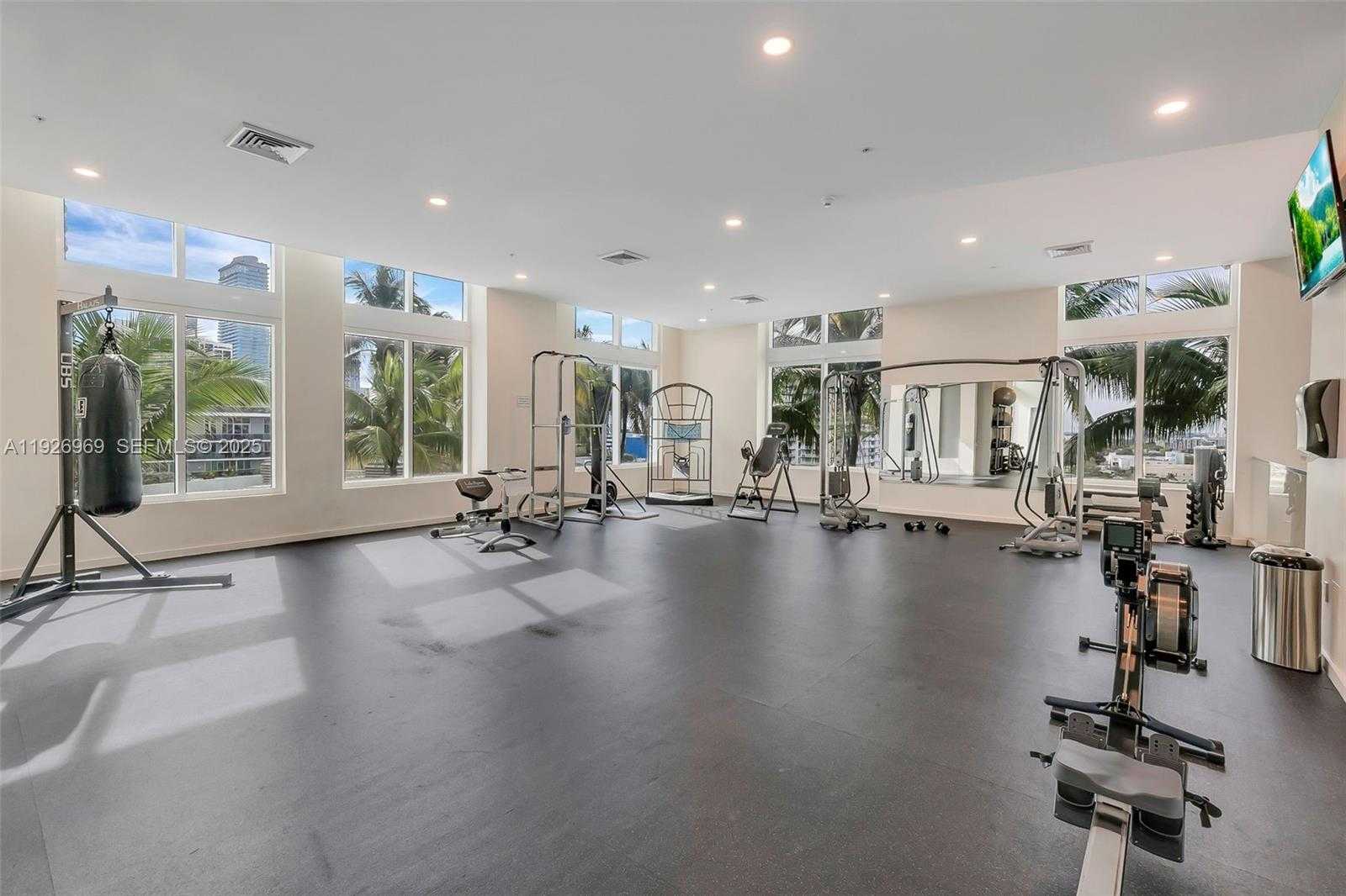 Small Image of 1900 NORTH BAYSHORE DR #PH 5006, Miami Number 34