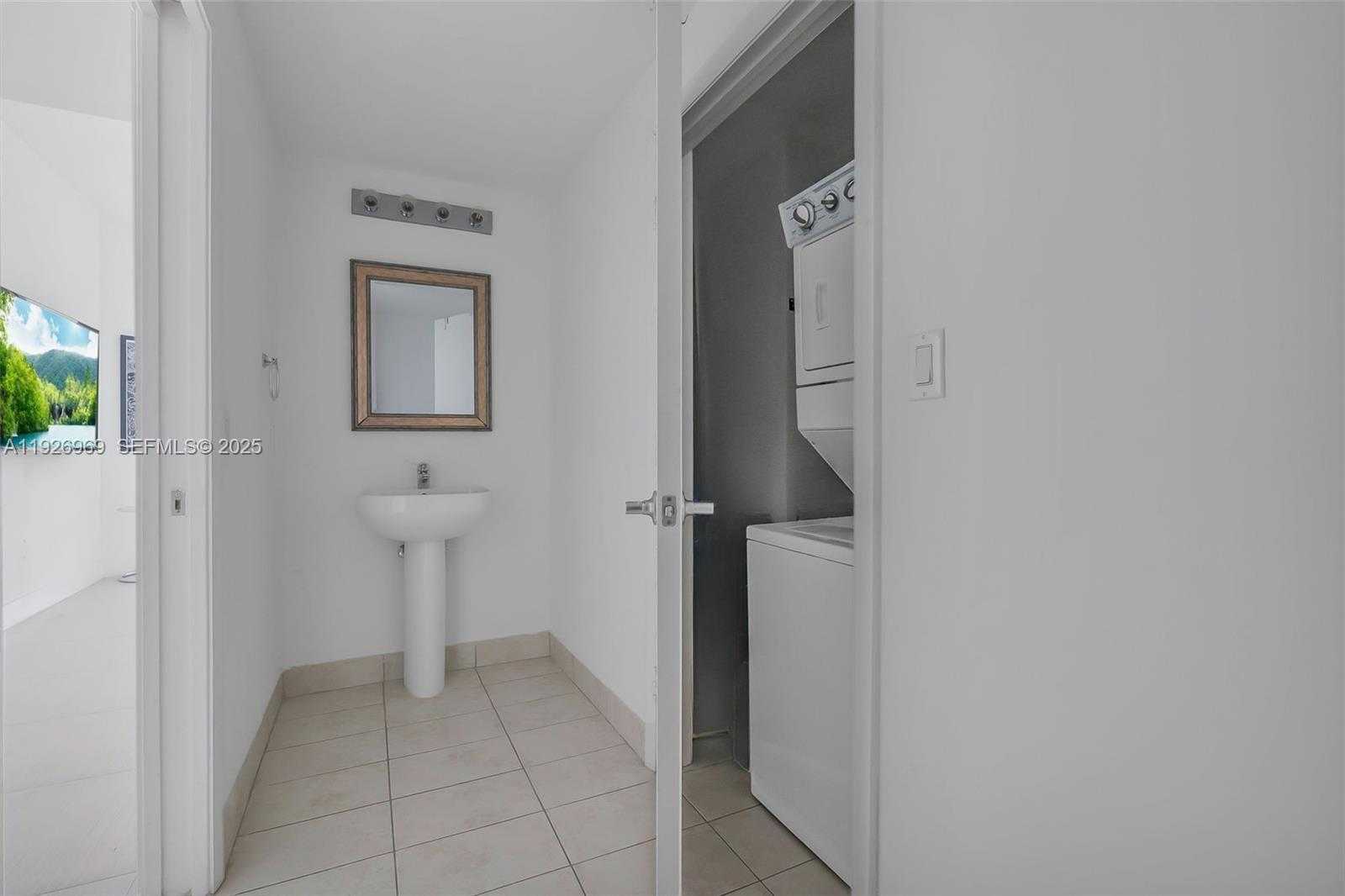 Small Image of 1900 NORTH BAYSHORE DR #PH 5006, Miami Number 4