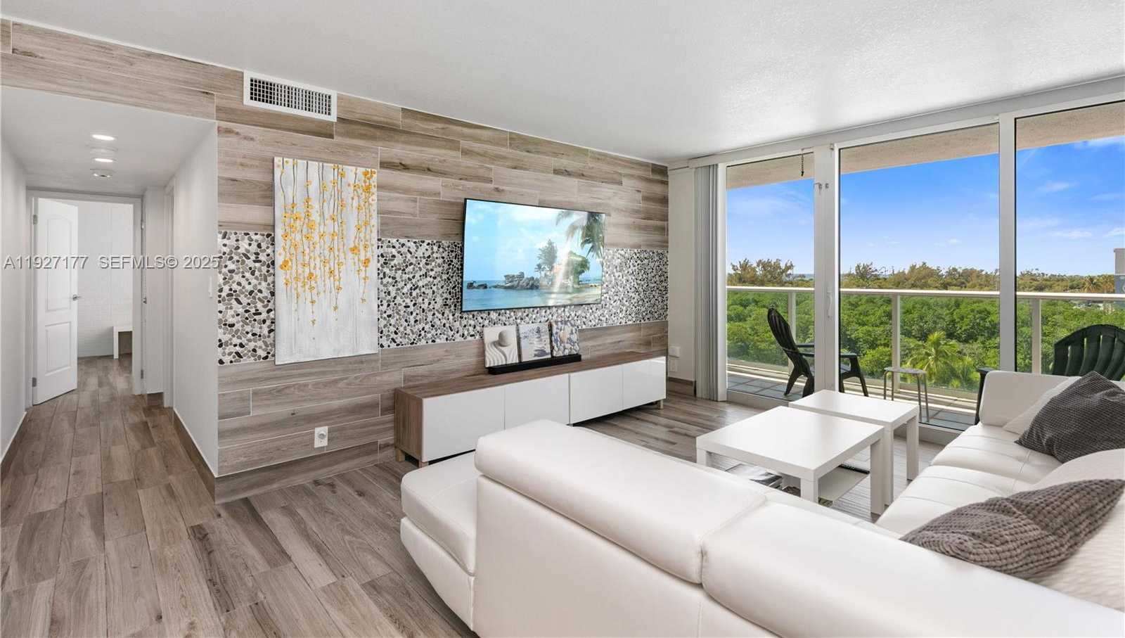 Small Image of 100 BAYVIEW DR #625, Sunny Isles Beach Number 1