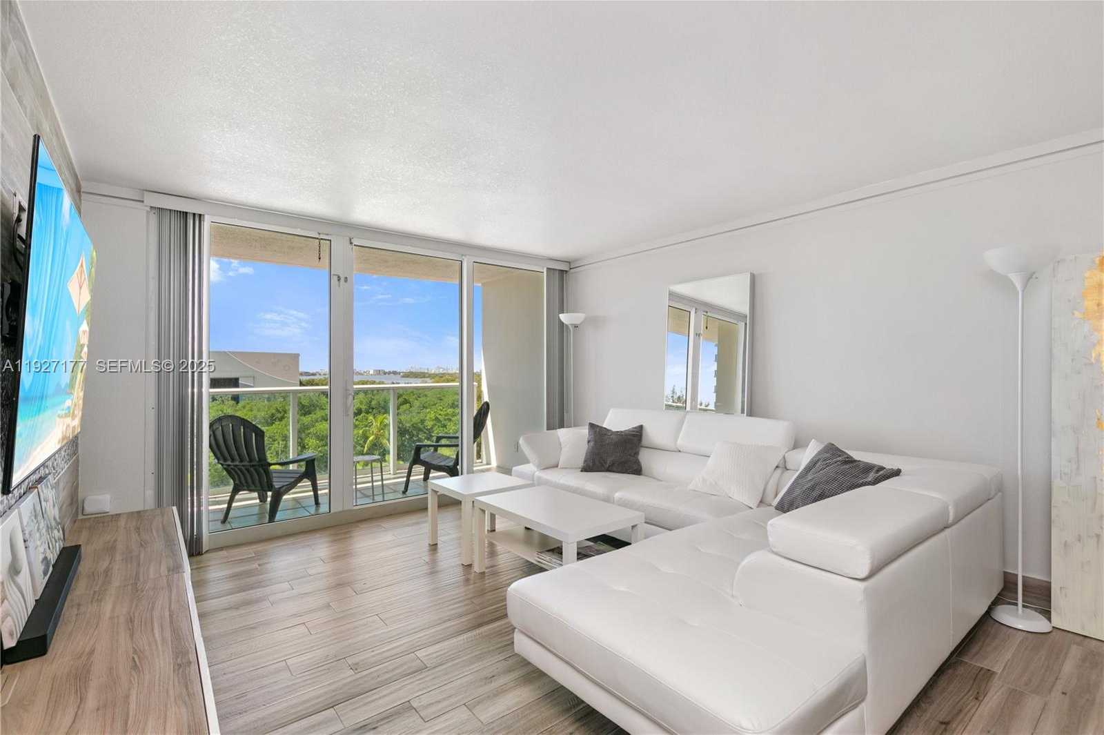 Small Image of 100 BAYVIEW DR #625, Sunny Isles Beach Number 5