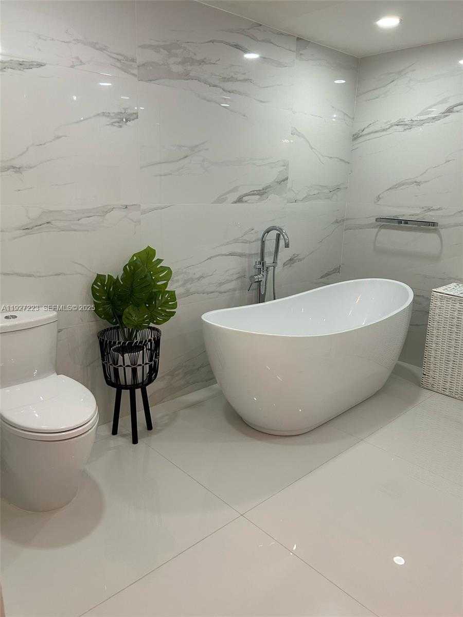 Small Image of 17555 ATLANTIC BLVD #1001, Sunny Isles Beach Number 4