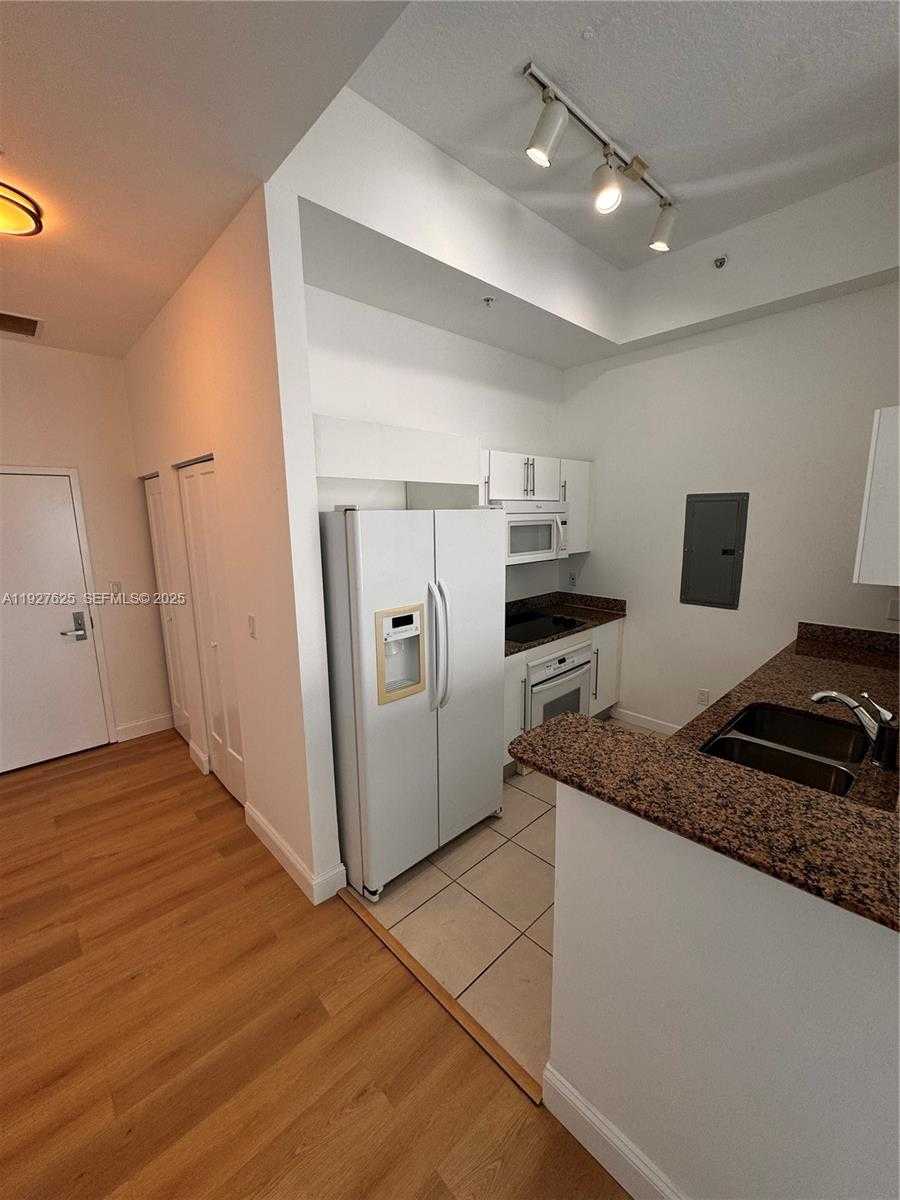 Small Image of 325 SOUTH BISCAYNE BLVD #LPH 17, Miami Number 12