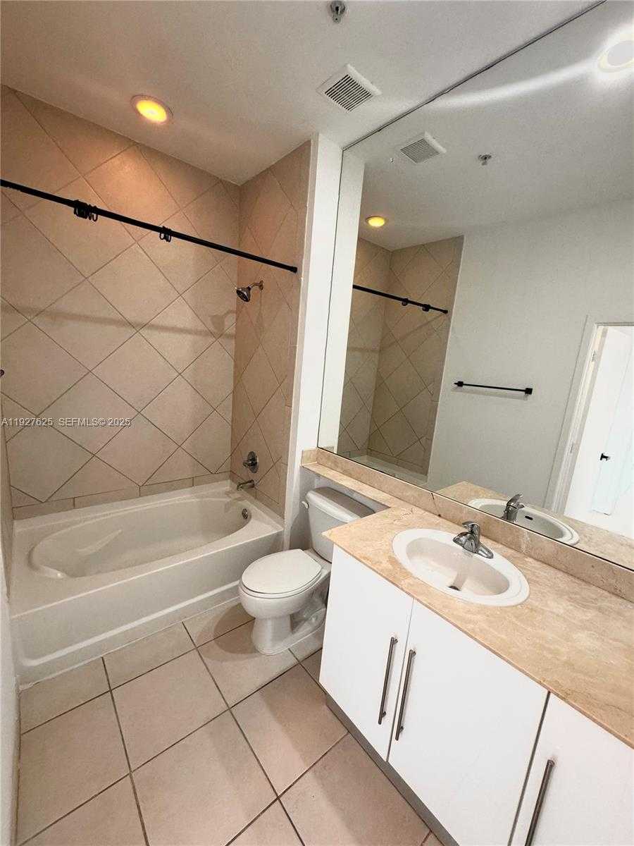 Small Image of 325 SOUTH BISCAYNE BLVD #LPH 17, Miami Number 19