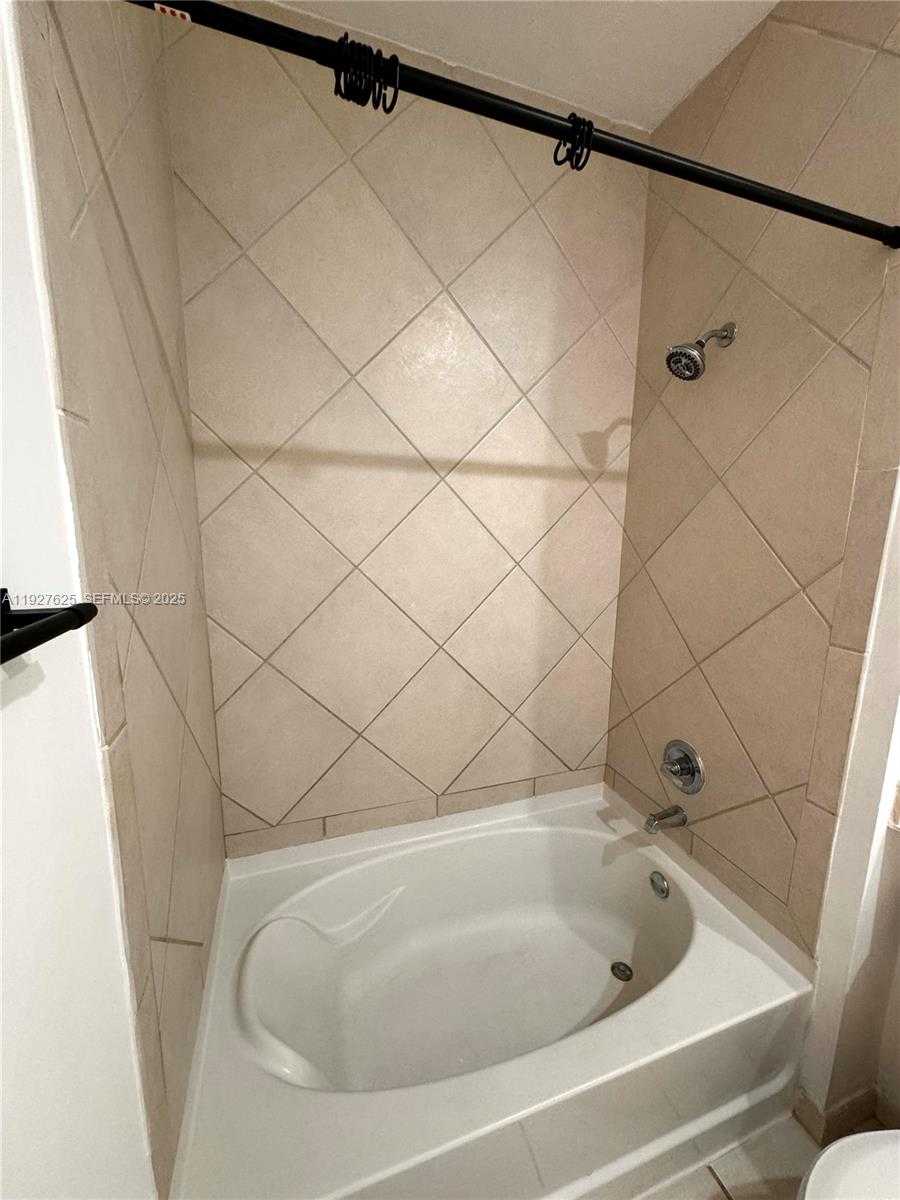 Small Image of 325 SOUTH BISCAYNE BLVD #LPH 17, Miami Number 21