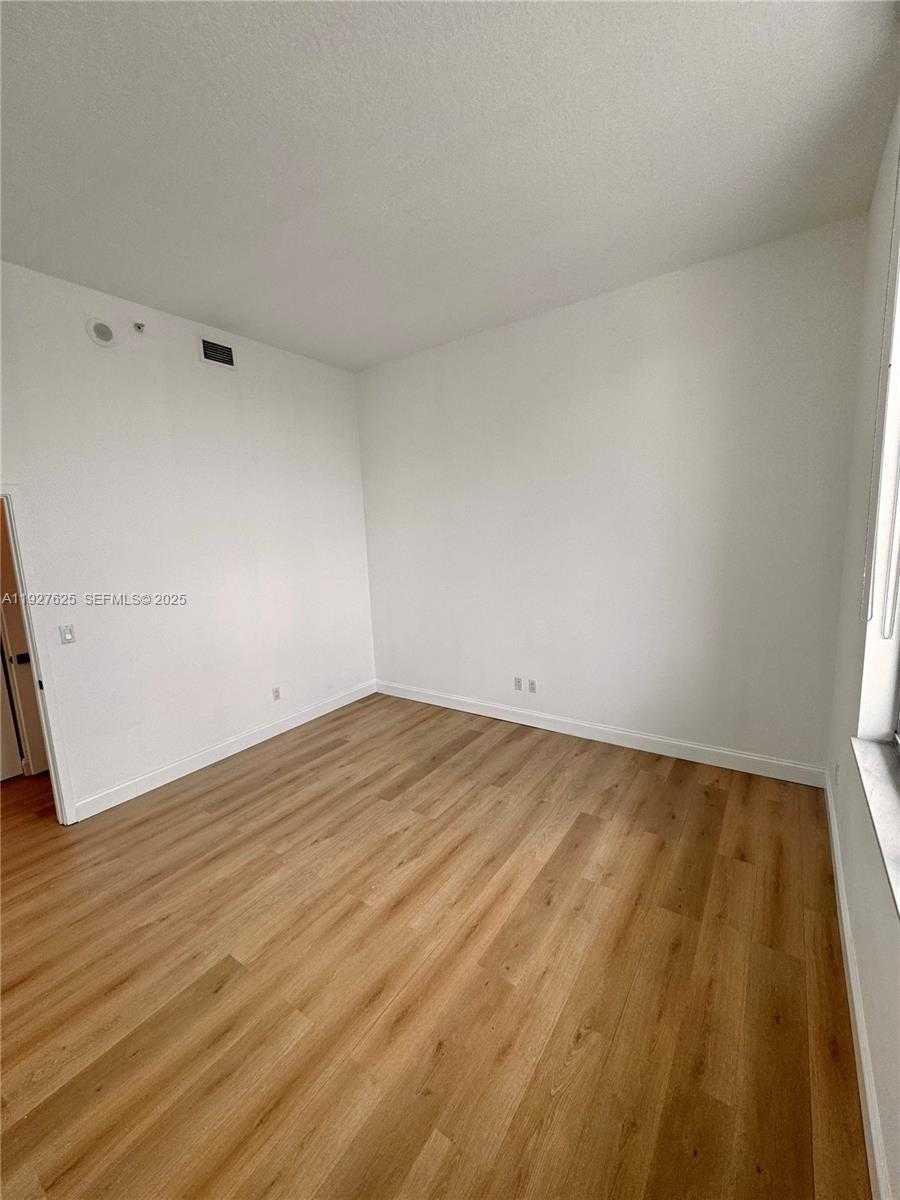 Small Image of 325 SOUTH BISCAYNE BLVD #LPH 17, Miami Number 7