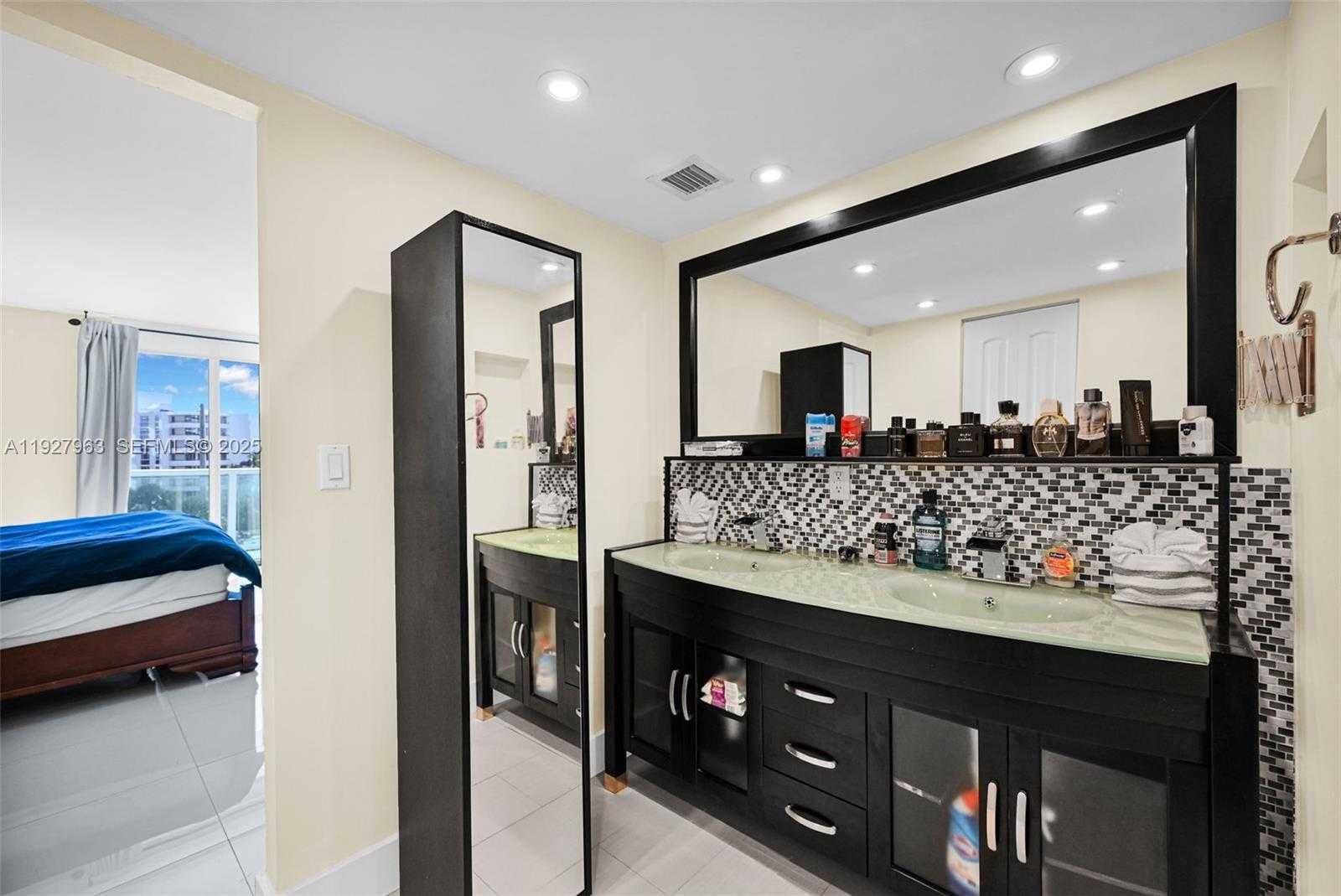 Small Image of 100 BAYVIEW DR #606, Sunny Isles Beach Number 32