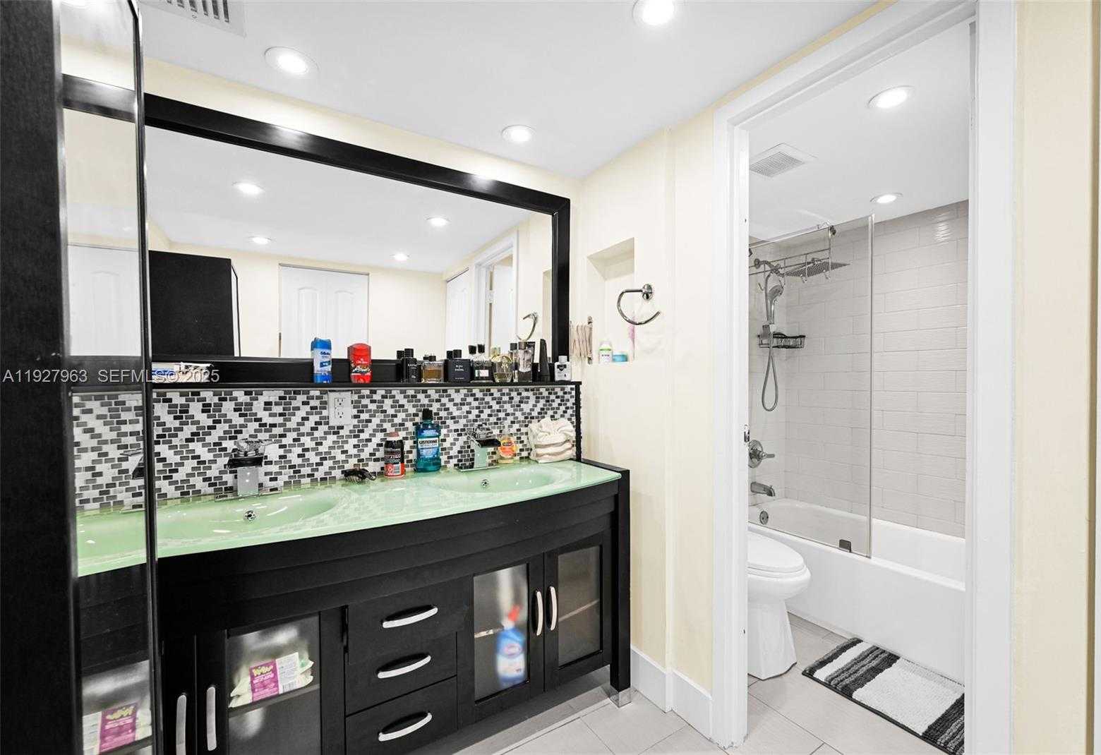 Small Image of 100 BAYVIEW DR #606, Sunny Isles Beach Number 33