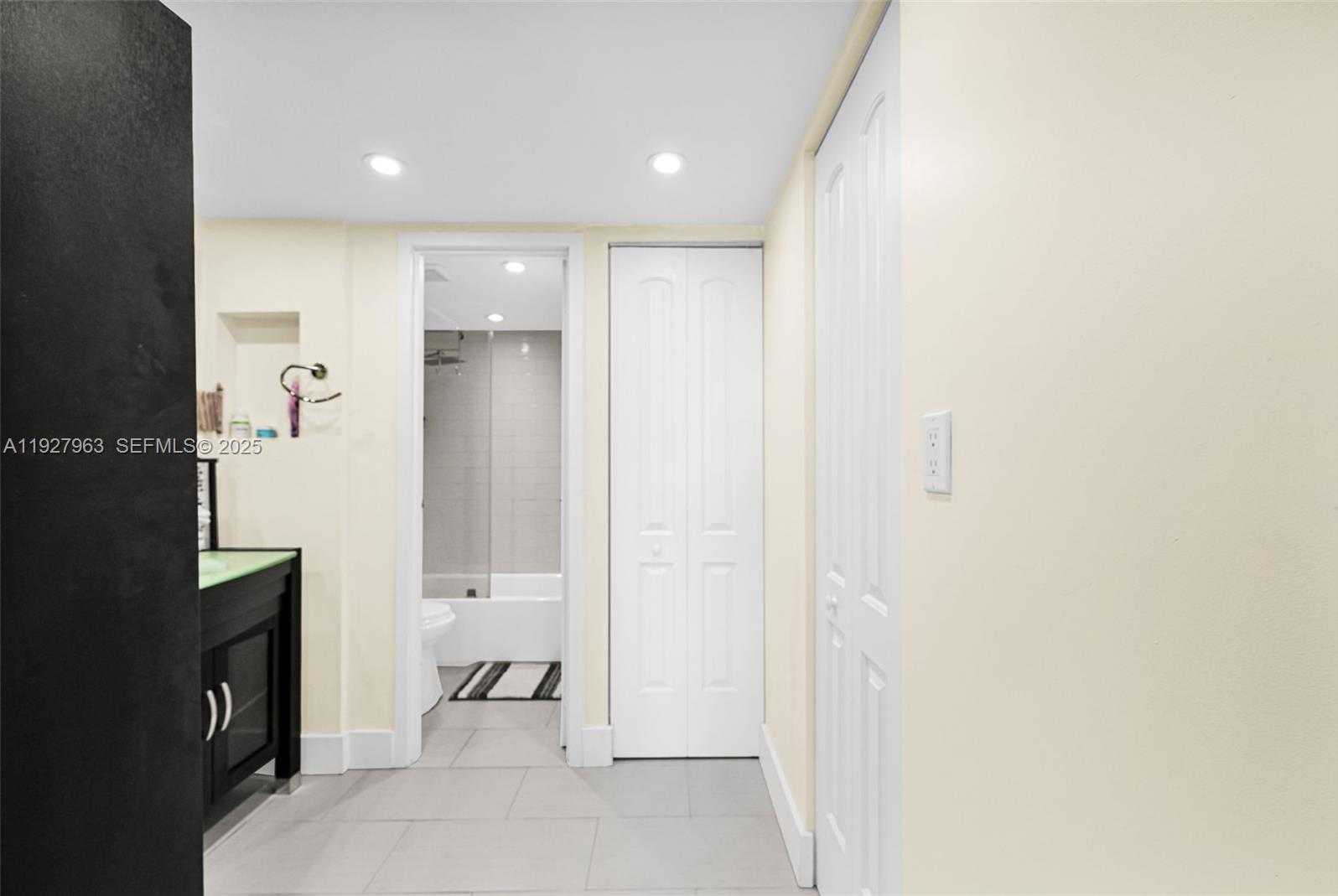 Small Image of 100 BAYVIEW DR #606, Sunny Isles Beach Number 35