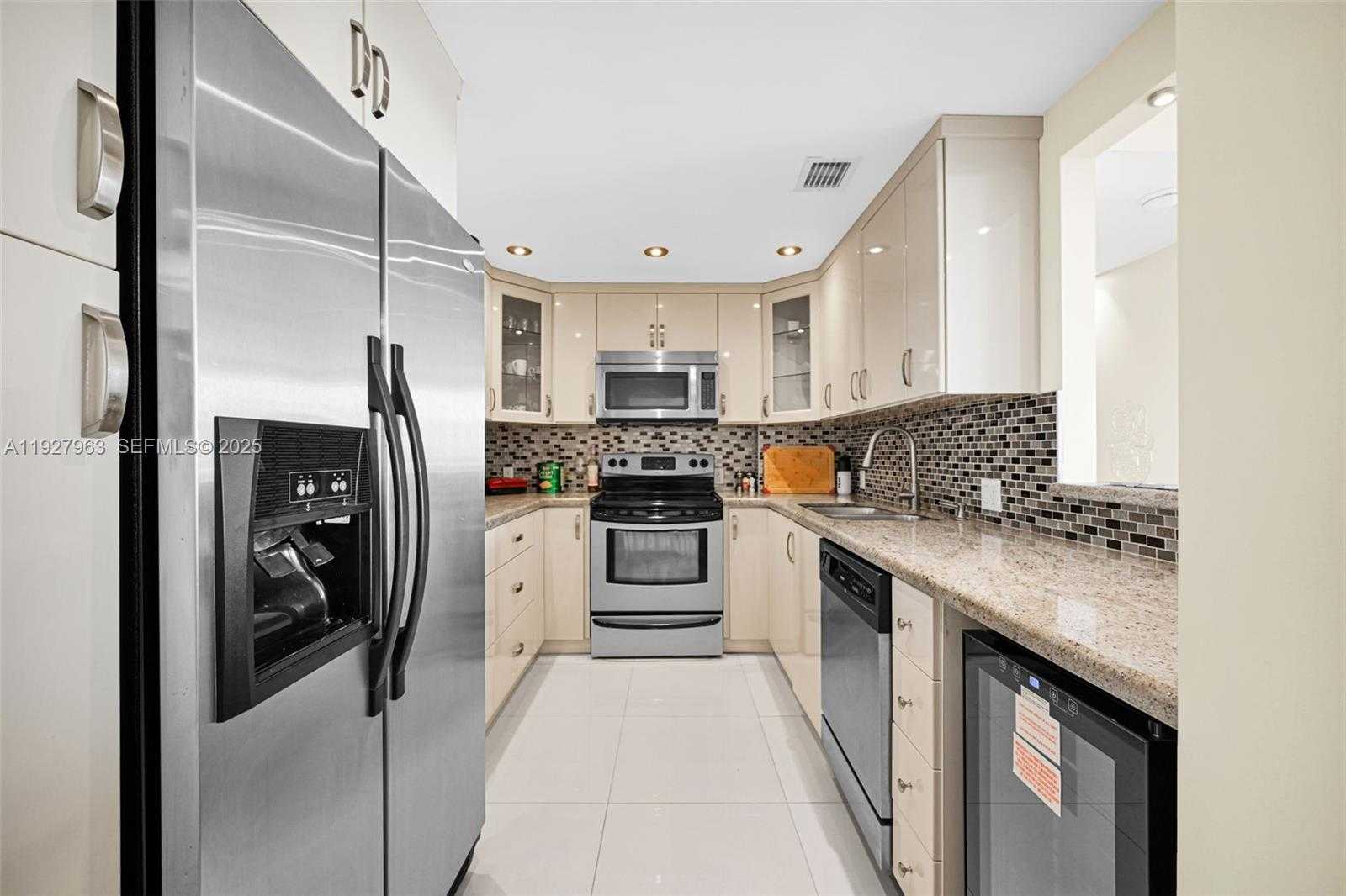 Small Image of 100 BAYVIEW DR #606, Sunny Isles Beach Number 8