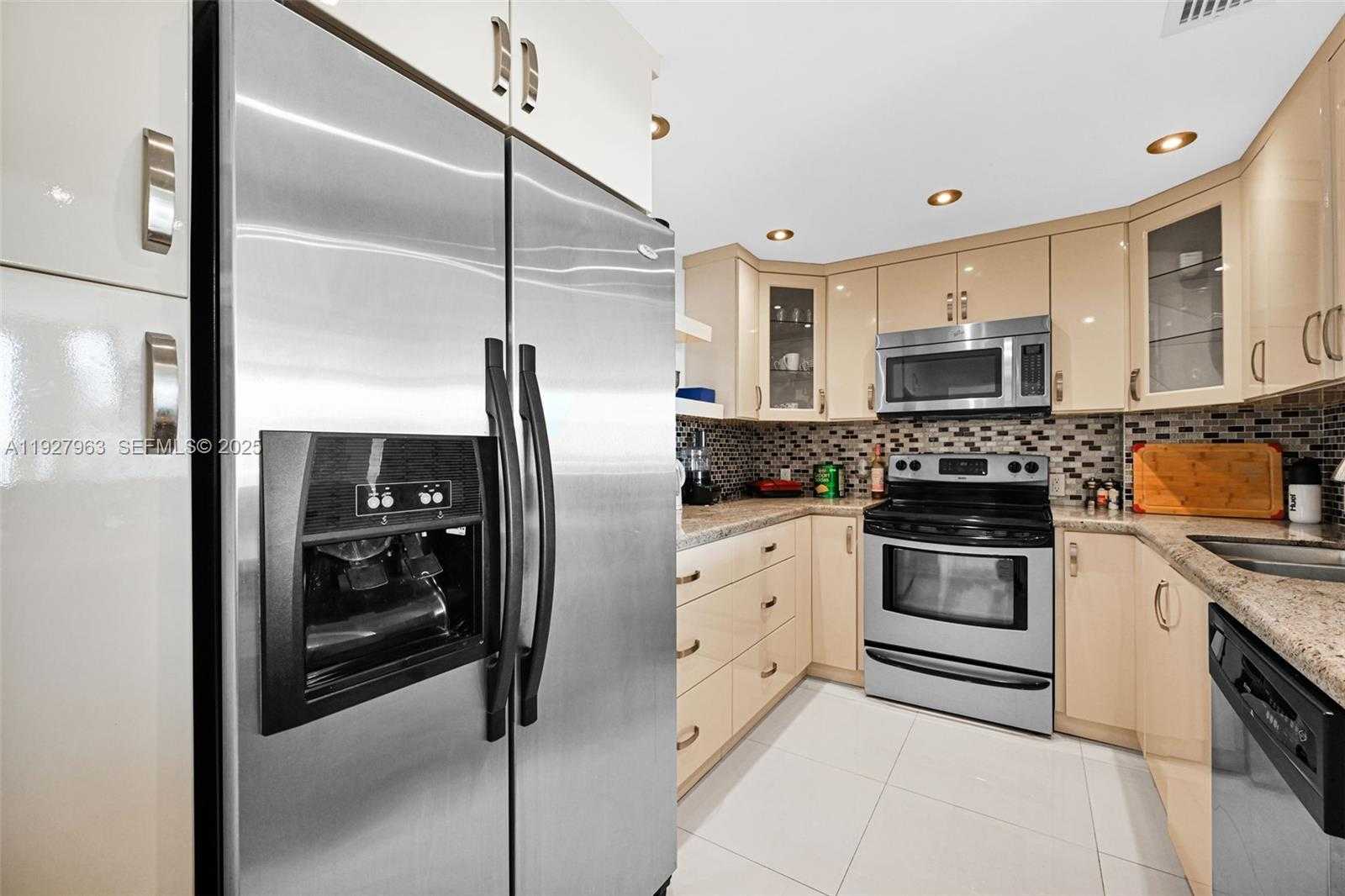 Small Image of 100 BAYVIEW DR #606, Sunny Isles Beach Number 9