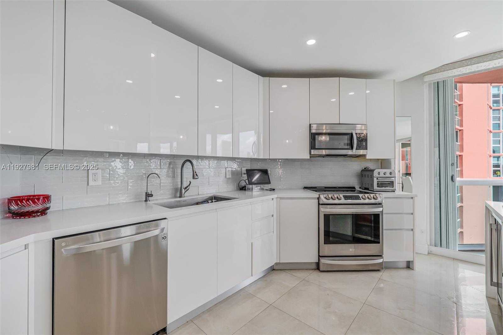 Small Image of 3370 HIDDEN BAY DR #1207, Aventura Number 6