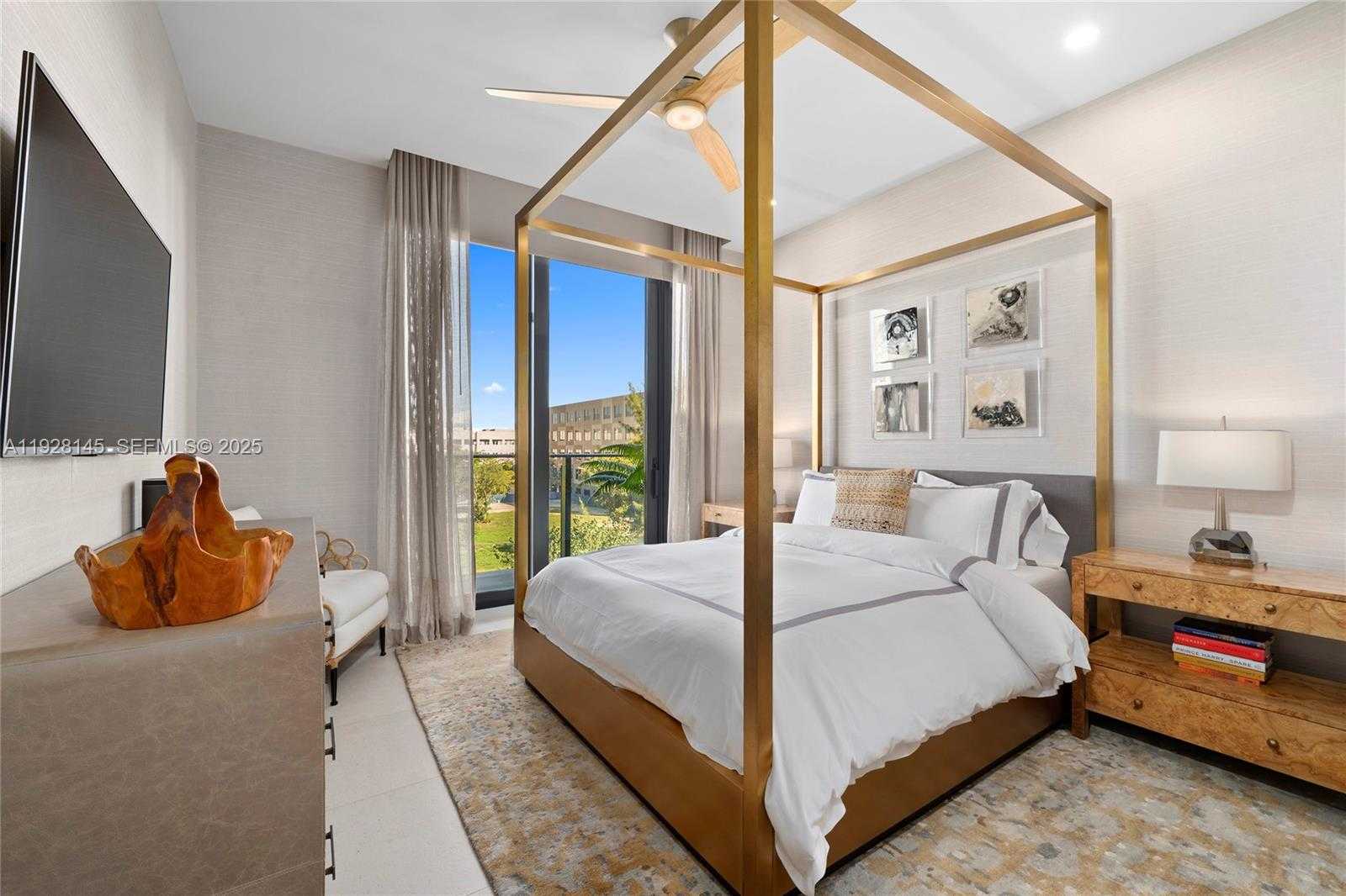 Small Image of 3581 EAST GLENCOE ST #403, Miami Number 23