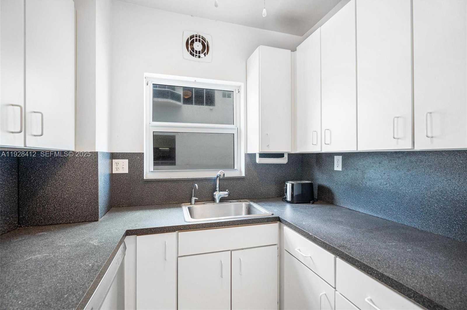 Small Image of 4747 COLLINS AVE #207, Miami Beach Number 5