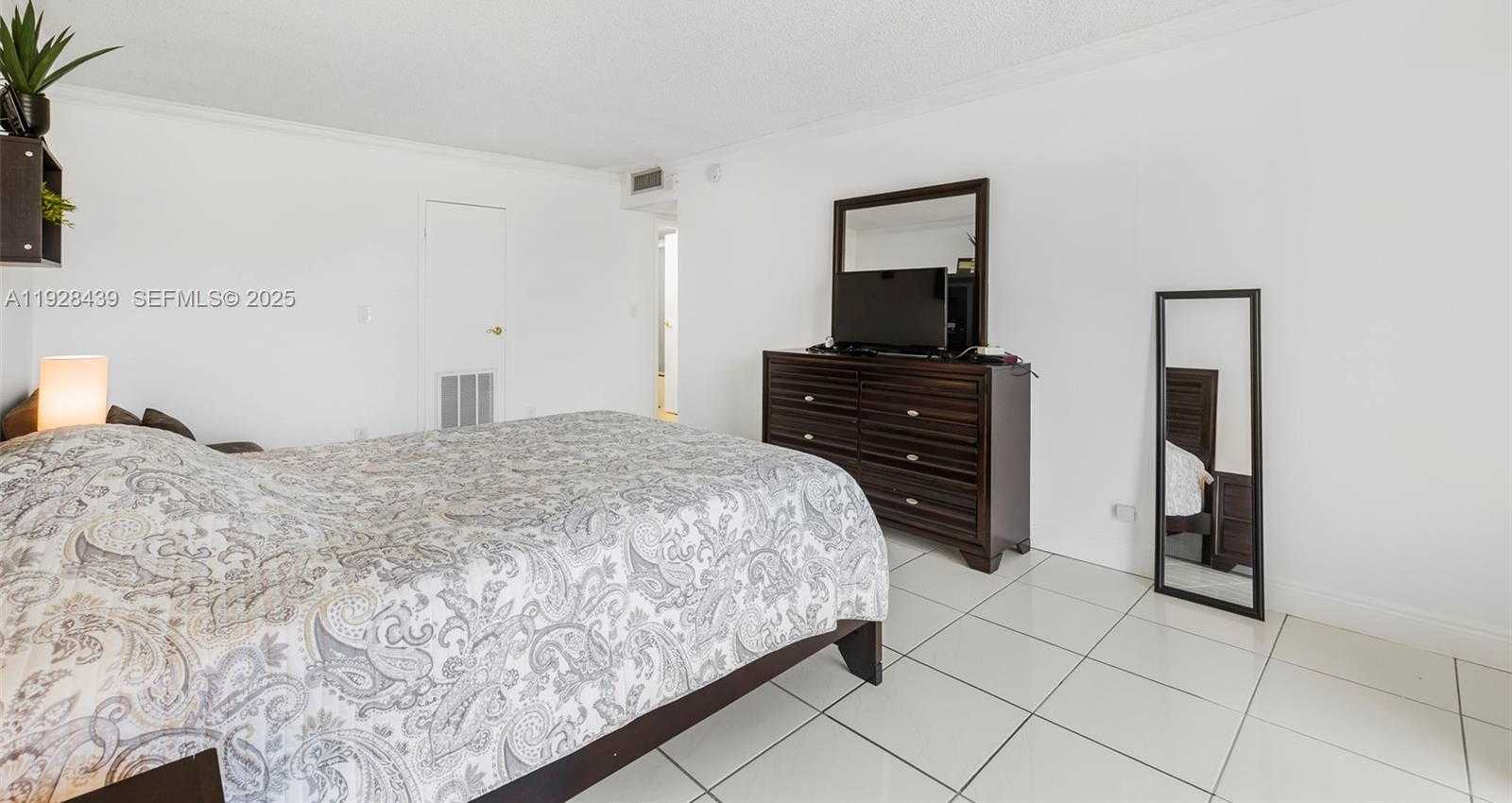 Small Image of 2017 SOUTH OCEAN DR #606, Hallandale Beach Number 27