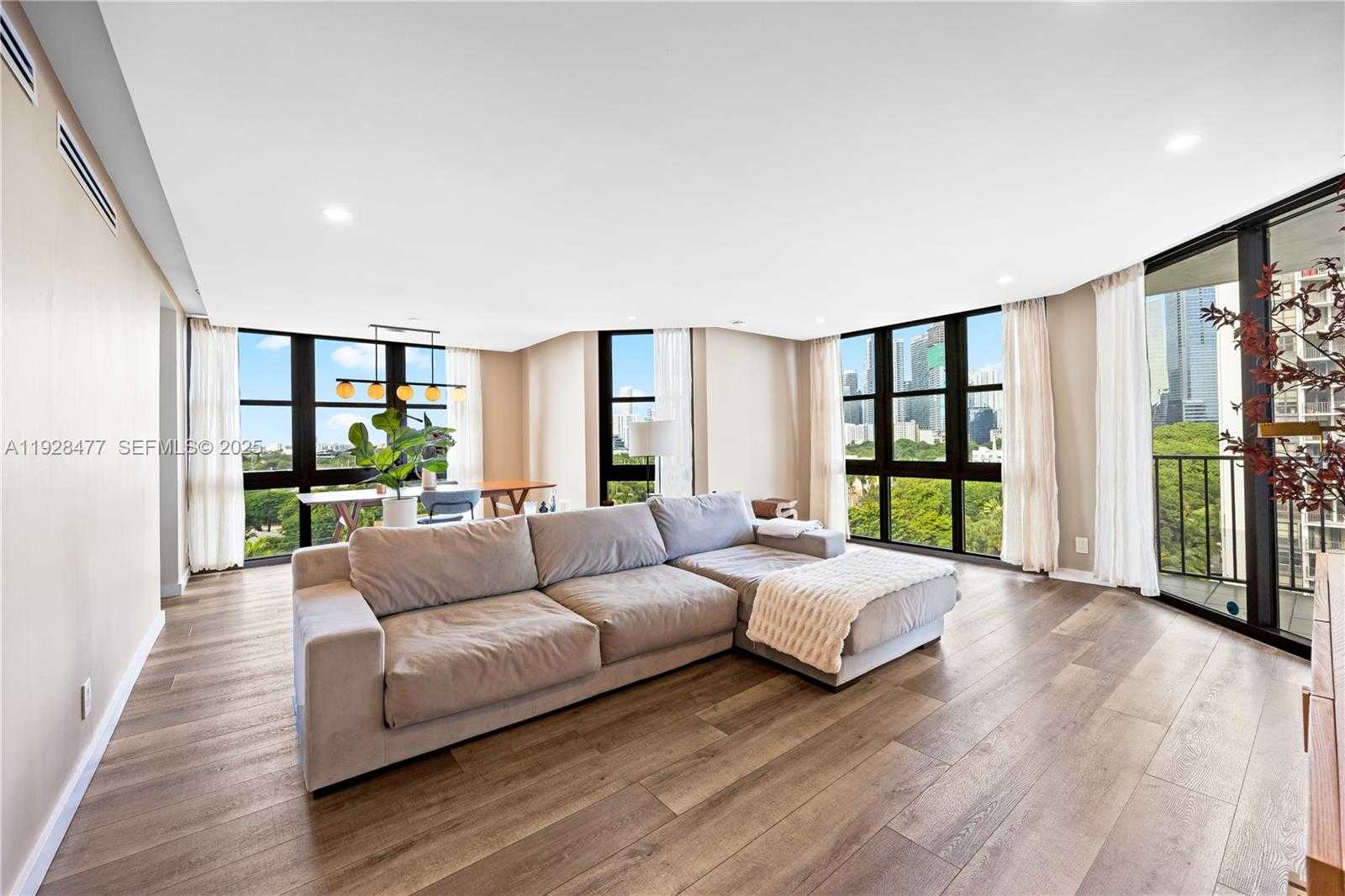 Small Image of 1915 BRICKELL AVE #1001, Miami Number 2