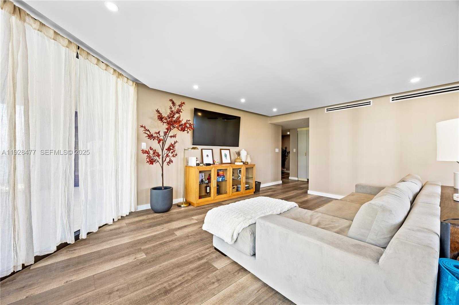 Small Image of 1915 BRICKELL AVE #1001, Miami Number 7