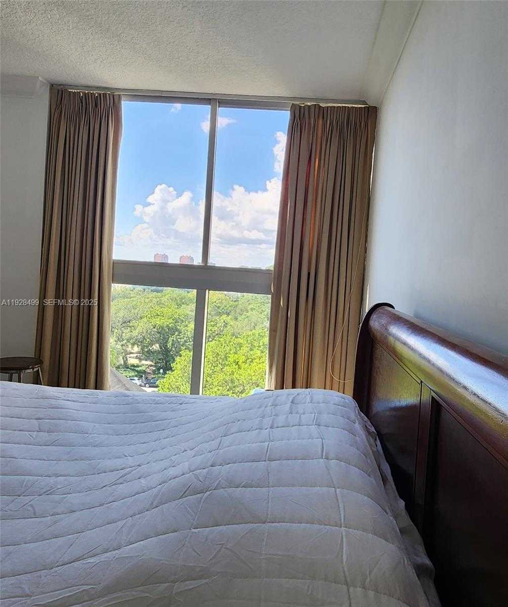 Small Image of 2951 SOUTH BAYSHORE DR #1012, Miami Number 3