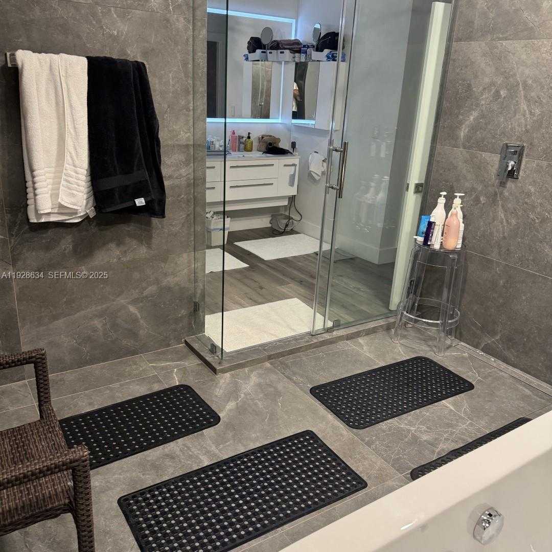 Small Image of 2000 SOUTH BAYSHORE DR #46, Miami Number 14