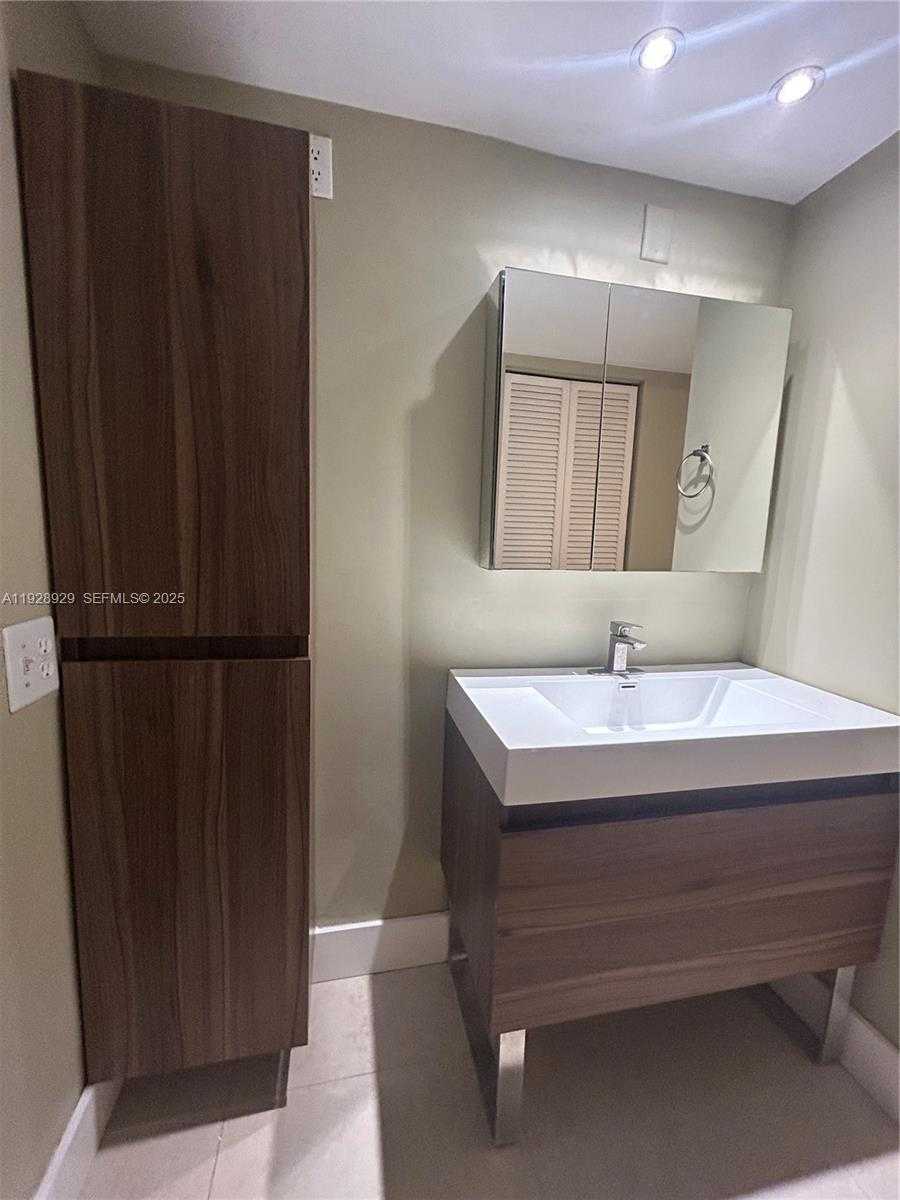 Small Image of 1450 BRICKELL BAY DR #1706, Miami Number 12