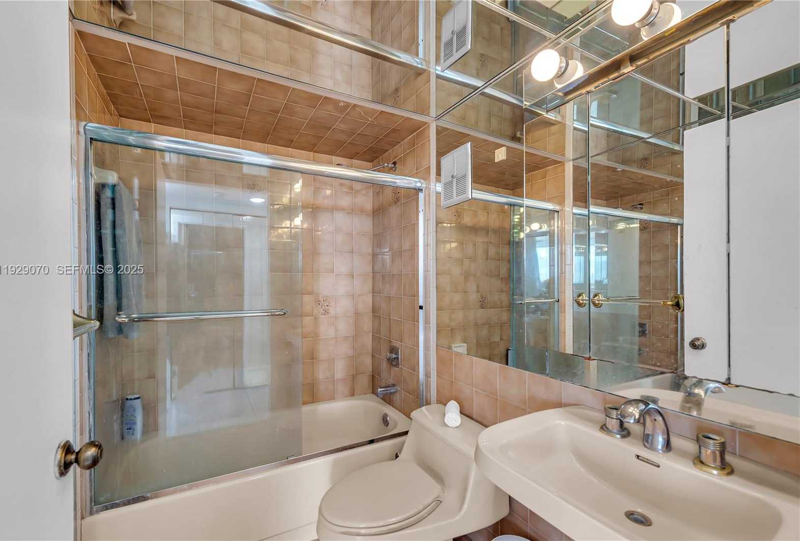 Small Image of 3200 COLLINS AVE #12-8, Miami Beach Number 20