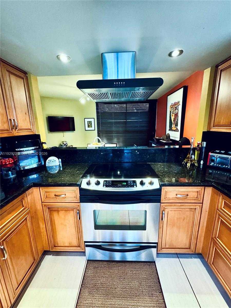 Small Image of 3007 NORTH EAST 183RD LN, Aventura Number 17