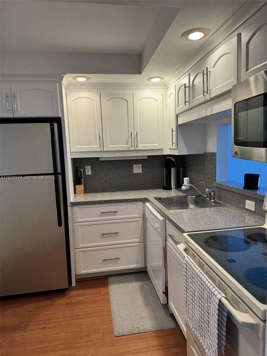 Small Image of 345 OCEAN DR #414, Miami Beach Number 4