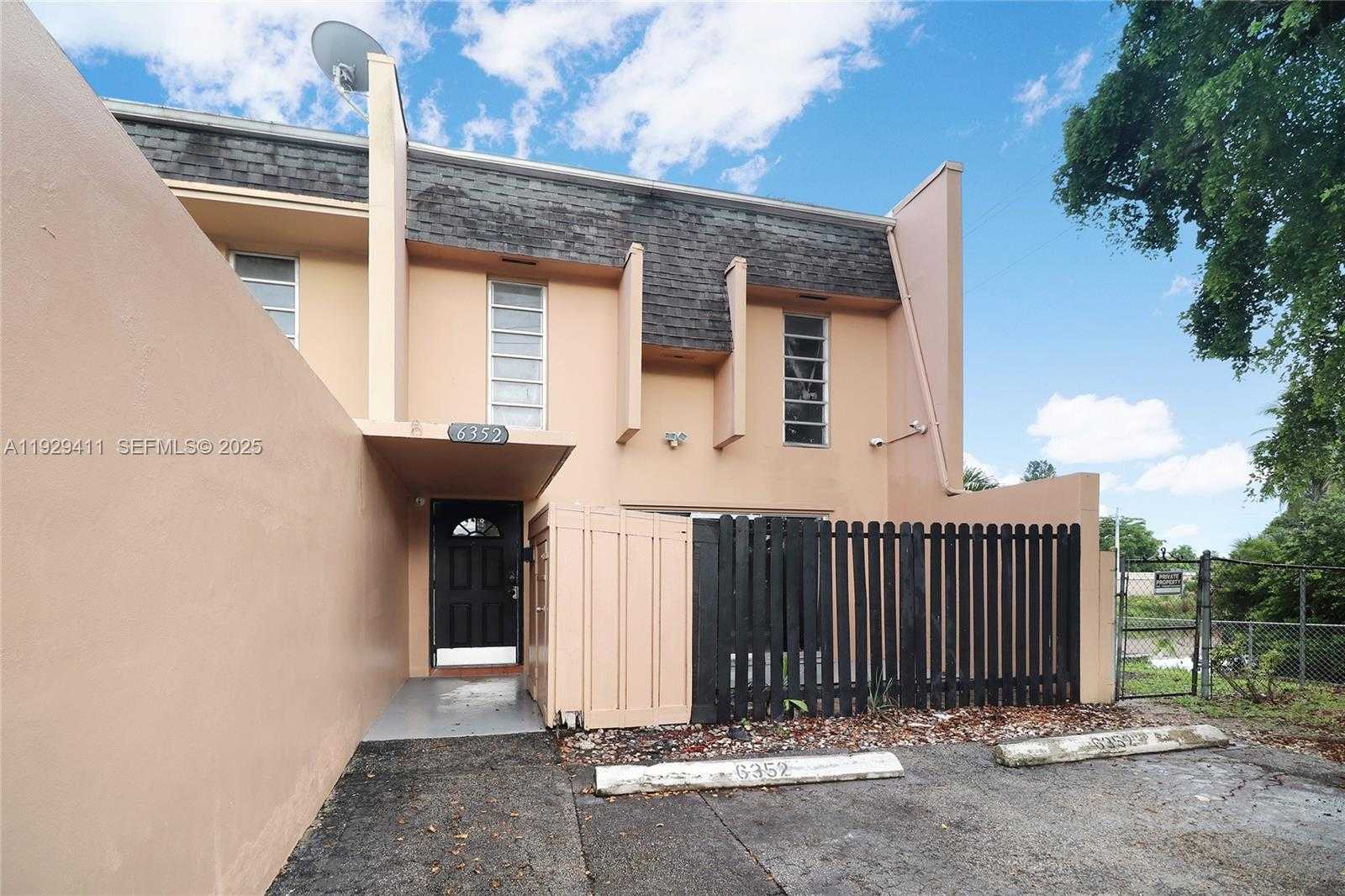 Small Image of 6352 BOULEVARD OF CHAMPIONS #1, North Lauderdale Number 23