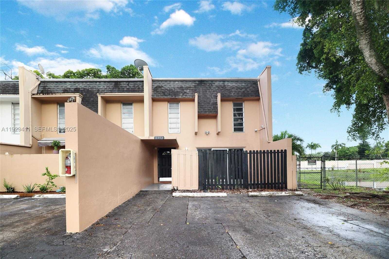 Small Image of 6352 BOULEVARD OF CHAMPIONS #1, North Lauderdale Number 24