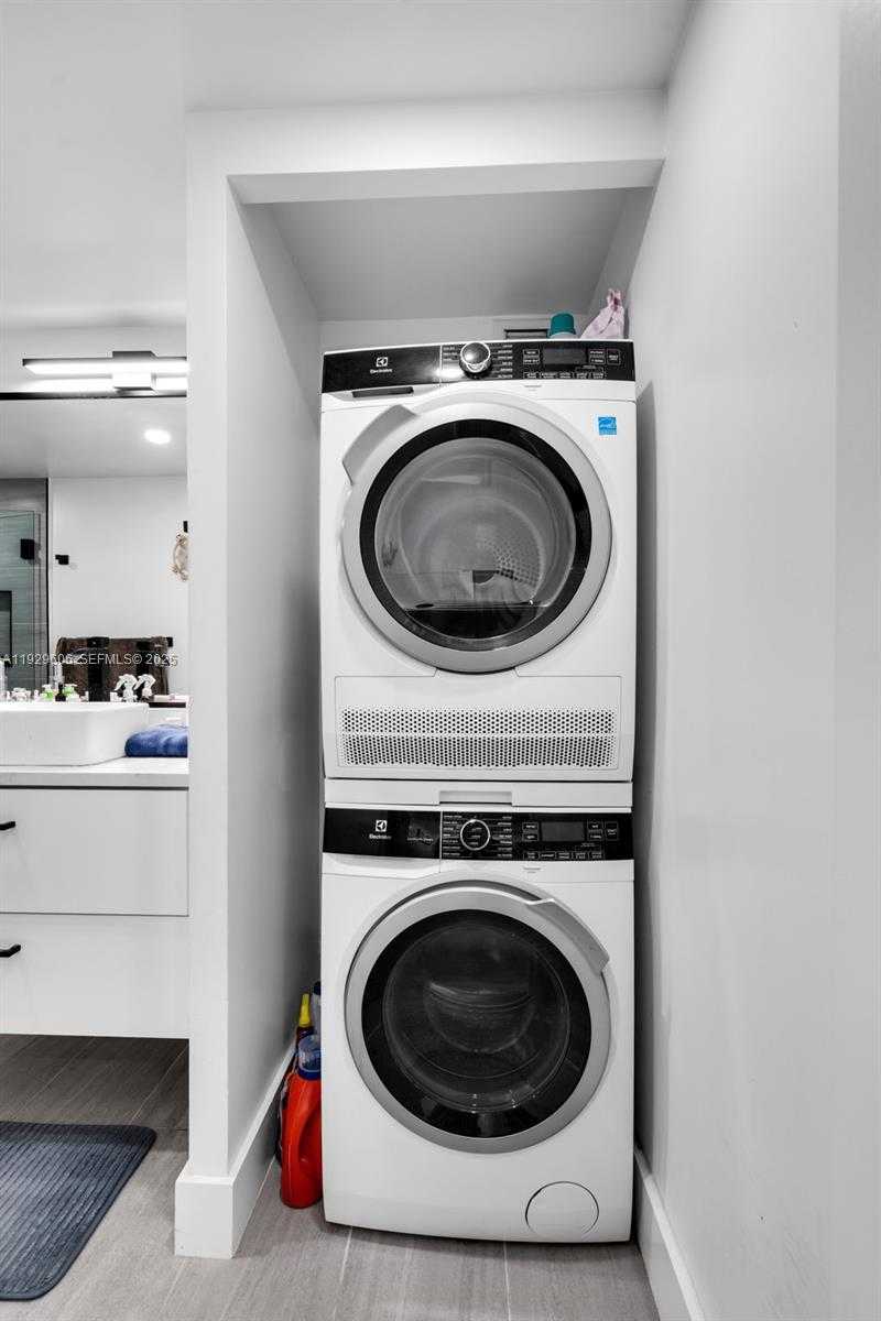 Small Image of 2500 PARKVIEW DR #2102, Hallandale Beach Number 23