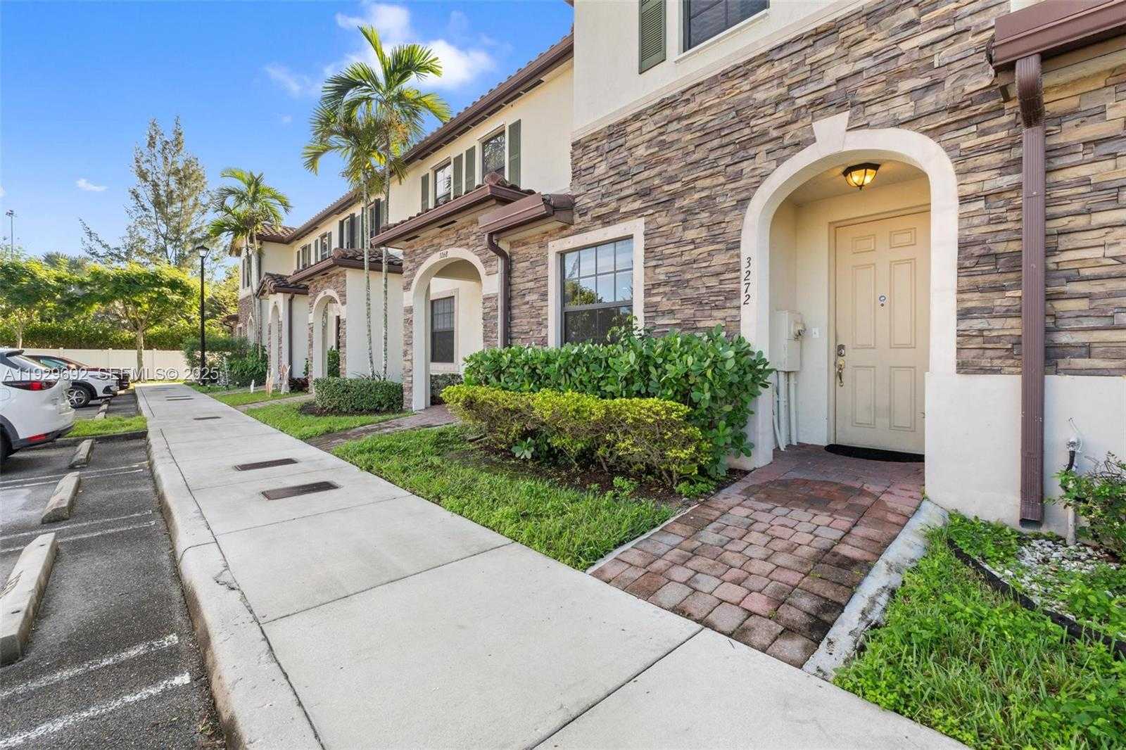 Small Image of 3272 WEST 92ND PL, Hialeah Number 2