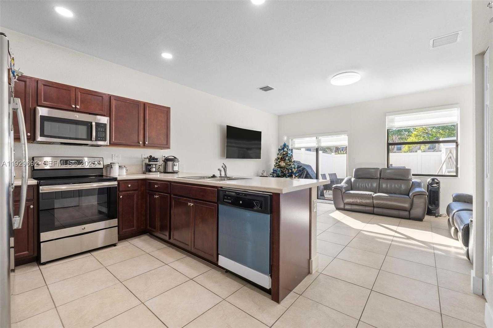 Small Image of 3272 WEST 92ND PL, Hialeah Number 7