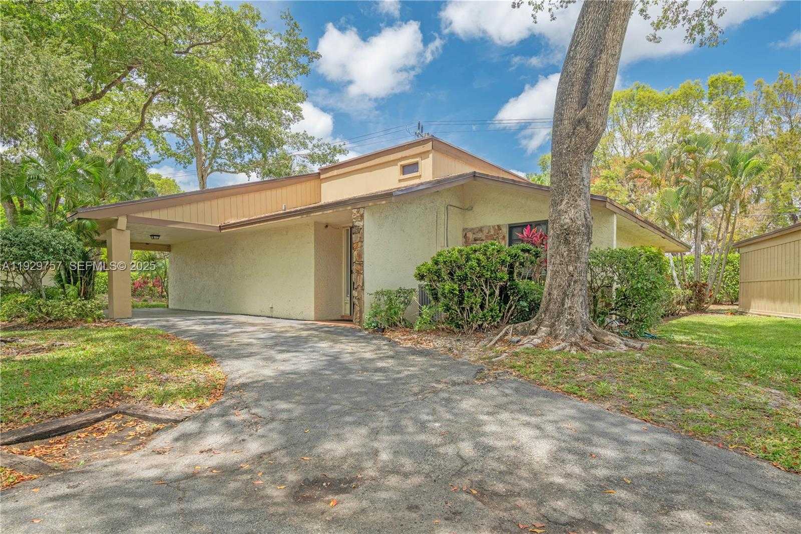 Small Image of 8097 ROYAL PALM CIR, Tamarac Number 1
