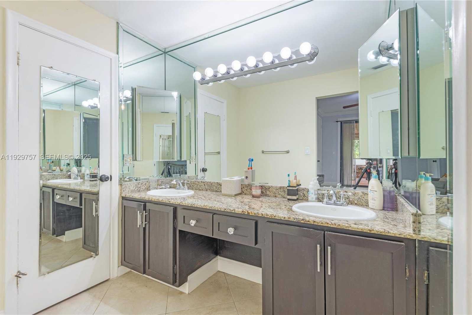 Small Image of 8097 ROYAL PALM CIR, Tamarac Number 23