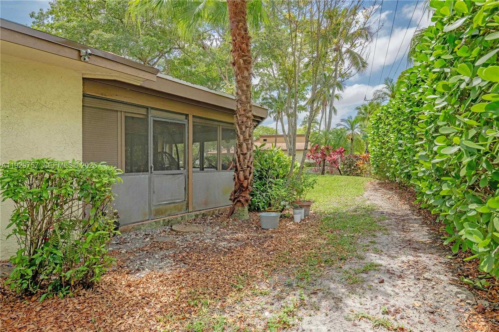 Small Image of 8097 ROYAL PALM CIR, Tamarac Number 38