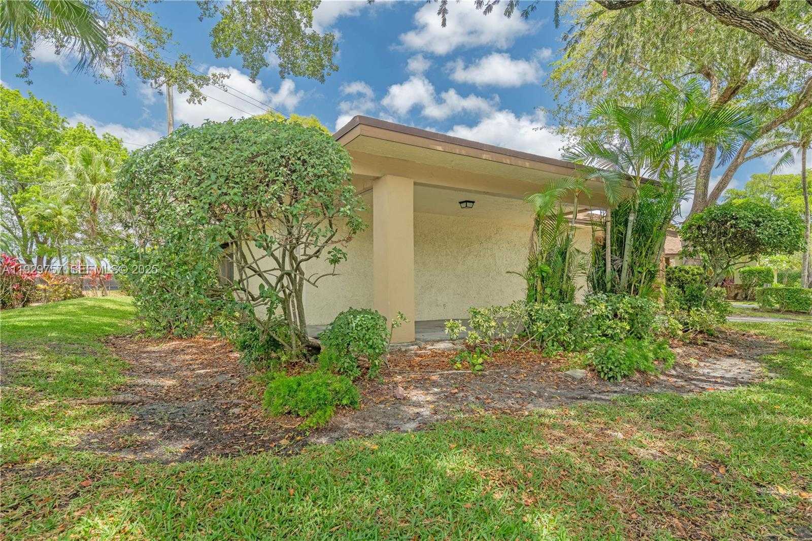 Small Image of 8097 ROYAL PALM CIR, Tamarac Number 6