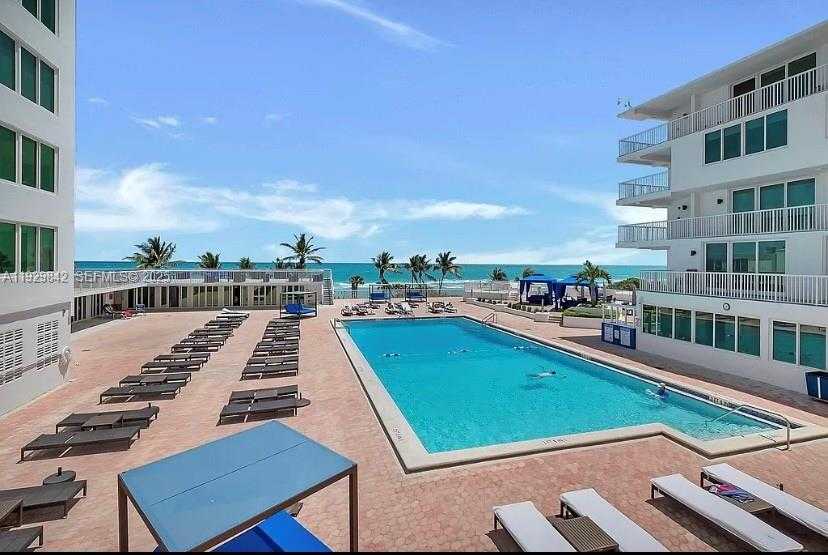 Small Image of 5401 COLLINS AVE #411, Miami Beach Number 4