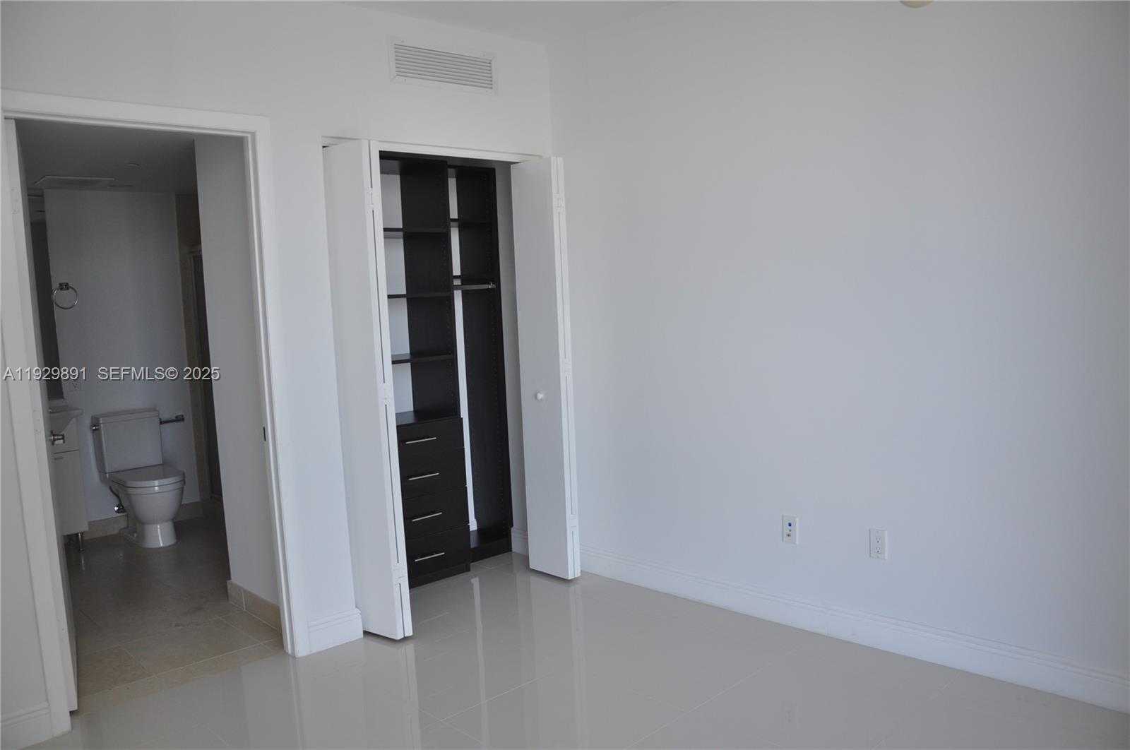 Small Image of 475 BRICKELL AVE #4215, Miami Number 12