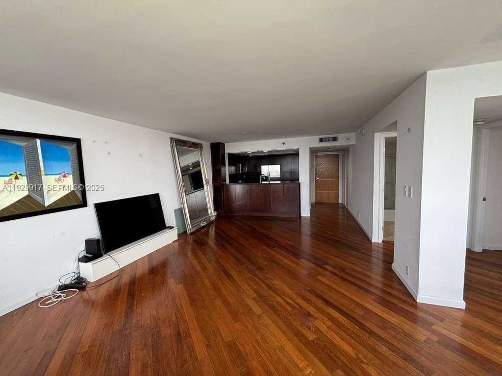 Small Image of 400 SOUTH POINTE DR #2105, Miami Beach Number 10