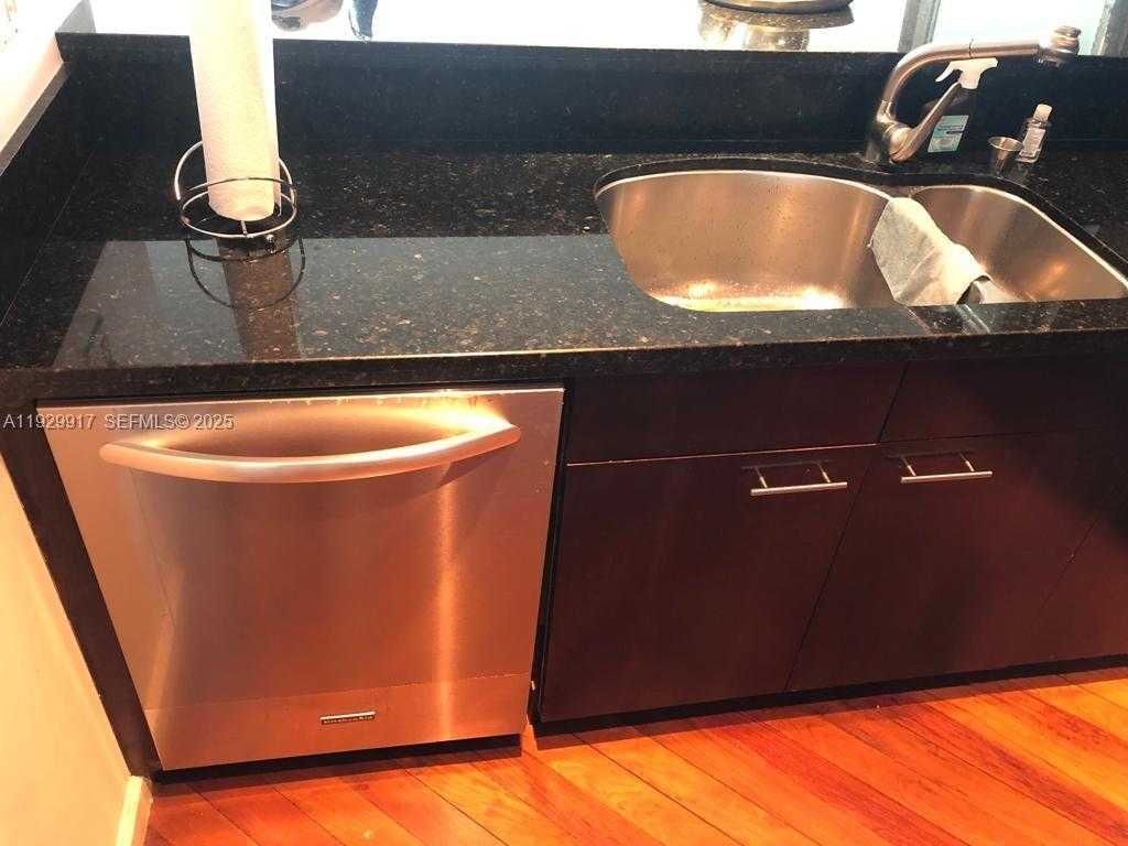 Small Image of 400 SOUTH POINTE DR #2105, Miami Beach Number 14