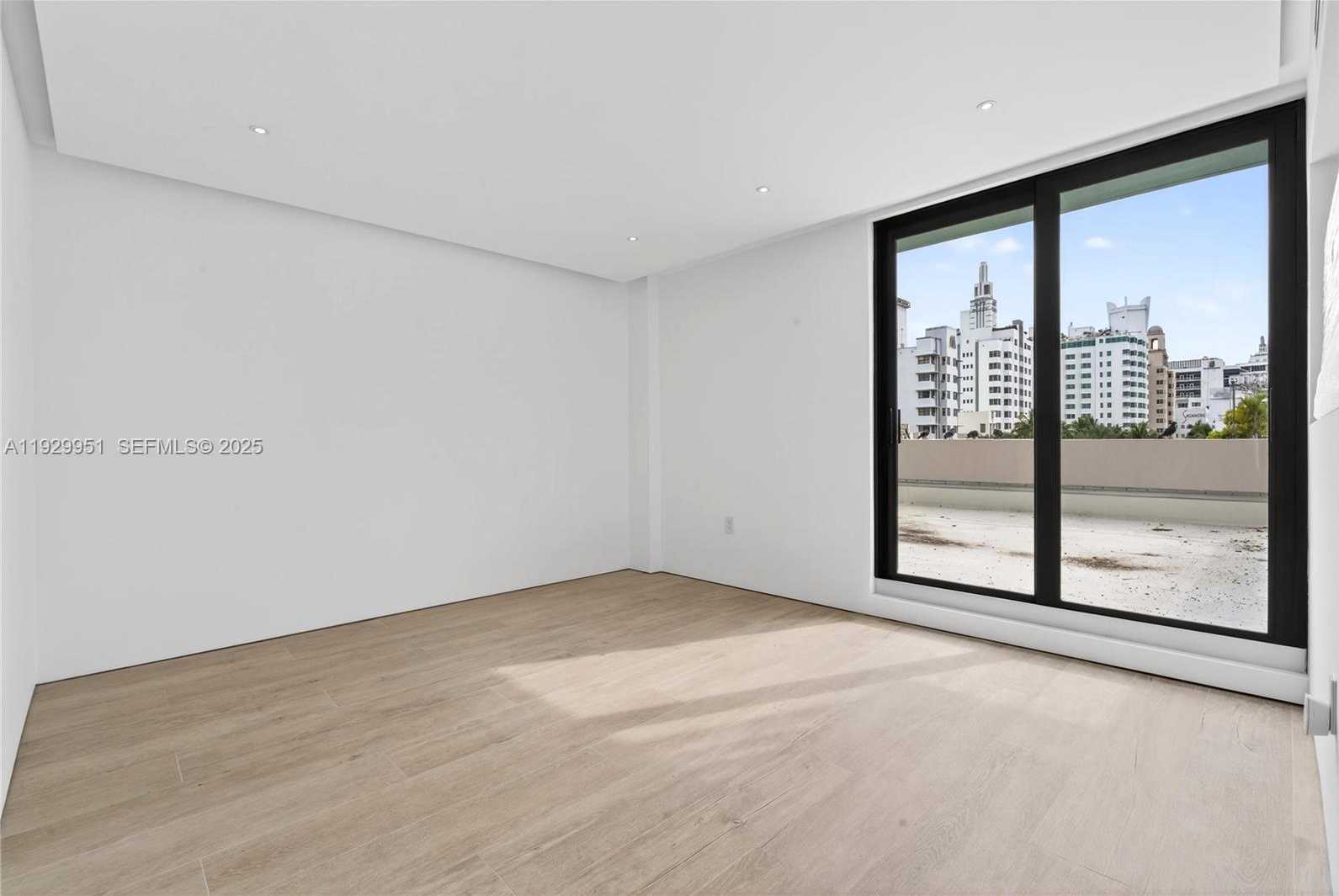 Small Image of 1800 COLLINS AVE #5E, Miami Beach Number 11