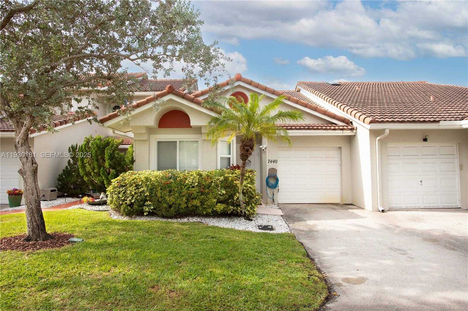 Small Image of 7440 PINEWALK DR S, Margate Number 1