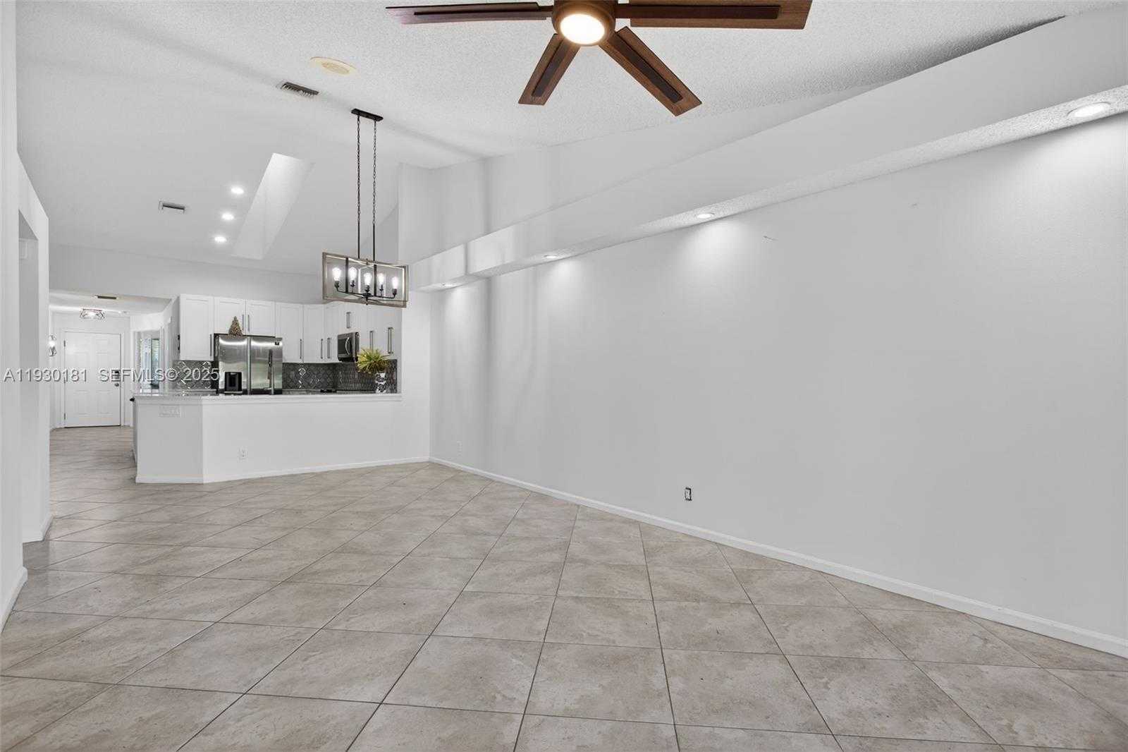 Small Image of 7440 PINEWALK DR S, Margate Number 10