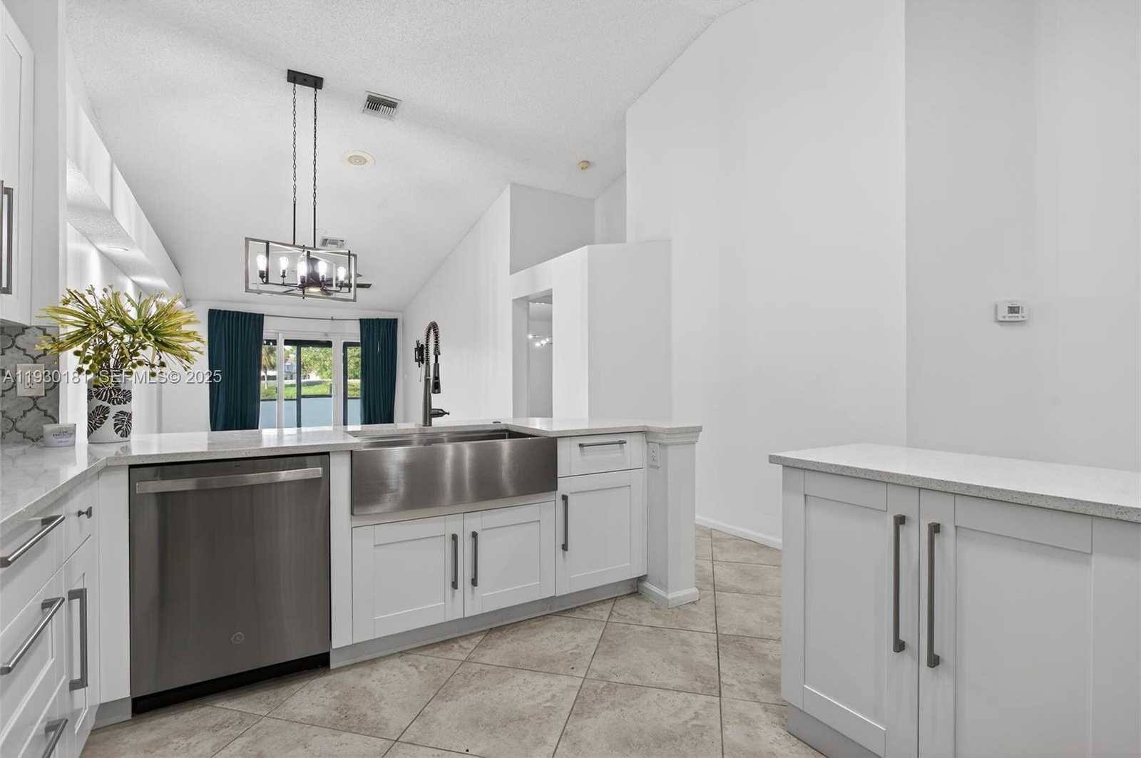 Small Image of 7440 PINEWALK DR S, Margate Number 6