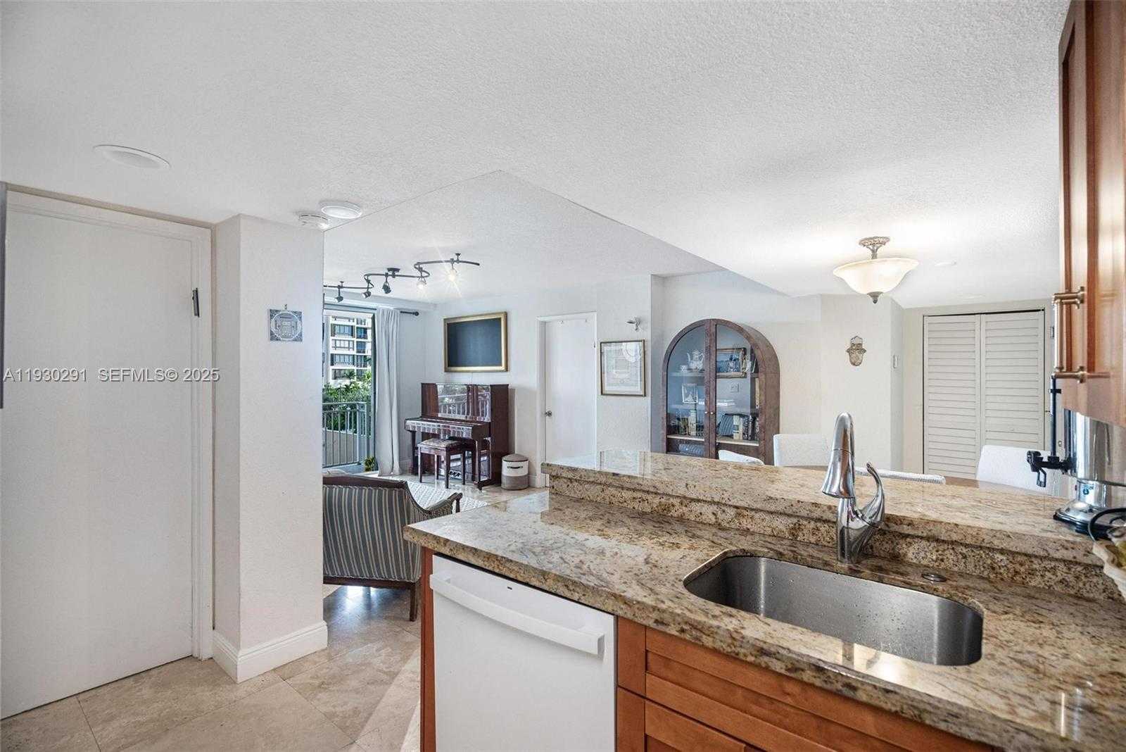 Small Image of 770 CLAUGHTON ISLAND DR #503, Miami Number 10