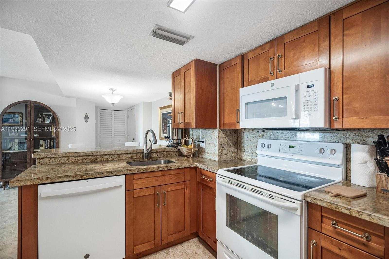 Small Image of 770 CLAUGHTON ISLAND DR #503, Miami Number 11